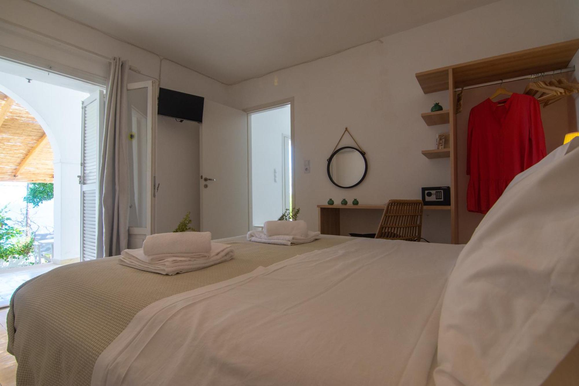 New! Paxoswhite Sea View & Studios!